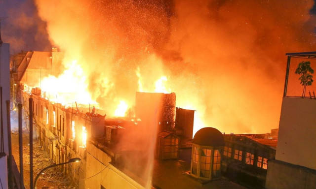 Περού: Φωτιά καίει από τη Δευτέρα στο ιστορικό κέντρο της πρωτεύουσας Λίμα