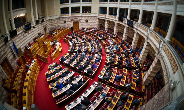 Πρόταση δυσπιστίας: Τα ξημερώματα ολοκληρώθηκε η πρώτη μέρα της συζήτησης στη Βουλή