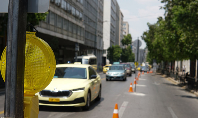 Τροχαίο στο κέντρο της Αθήνας - Σύγκρουση ΙΧ με μηχανή, ένας τραυματίας