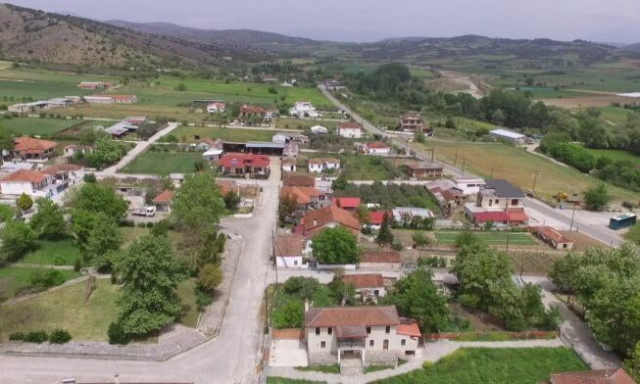 Θεσσαλία: Το χωριό της Ελασσίνας με την παραμυθένια σπηλιά και τις μικρές λίμνες