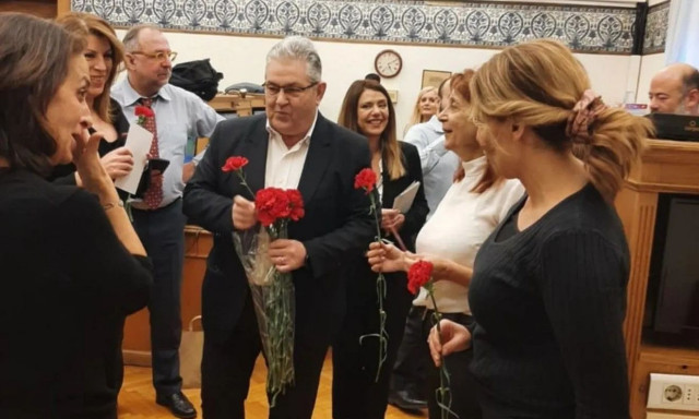 Κουτσούμπας: Προσέφερε κόκκινα γαρύφαλλα στις δημοσιογράφους με αφορμή την Ημέρα της Γυναίκας