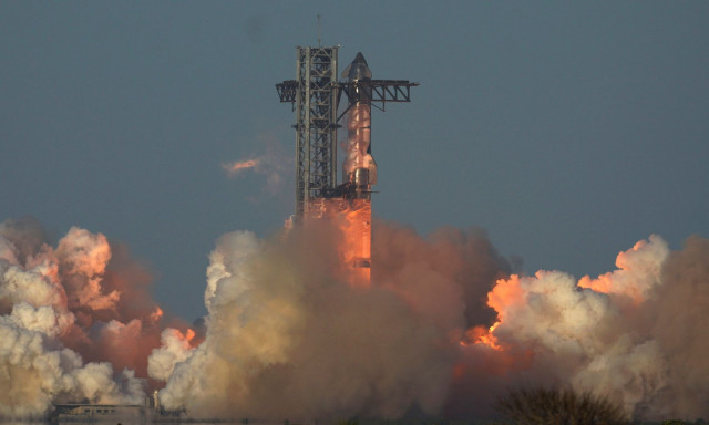 Εξερράγη το διαστημόπλοιο Starship - Γέμισε πύρινα συντρίμμια ο ουρανός - Δείτε εντυπωσιακές εικόνες