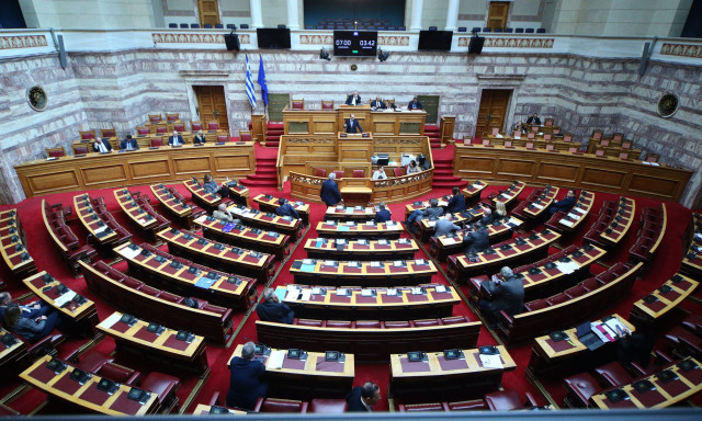 «Φρένο» σε 13ο, 14ο μισθό στον δημόσιο τομέα από την Έκθεση Γραφείου Προϋπολογισμού της Βουλής