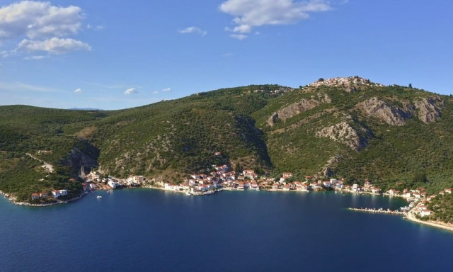 Το παραθαλάσσιο χωριουδάκι της Μαγνησίας που θυμίζει καρτ ποστάλ