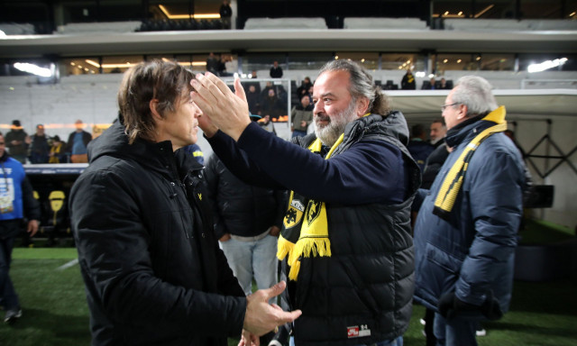 ΑΕΚ: Στο πλευρό Αλμέιδα και παικτών ο Μάριος Ηλιόπουλος – Οι συνεχείς επισκέψεις στα Σπάτα