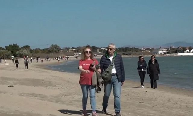 Η ζέστη έστειλε τον κόσμο στις παραλίες της Αττικής