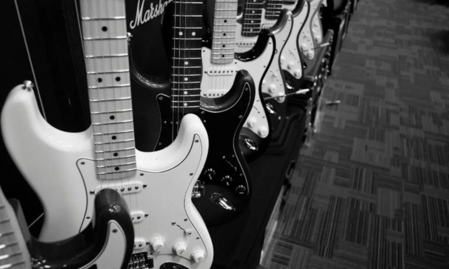Έχετε αυτή την κιθάρα από την δεκαετία του '80 σπίτι σας; Τότε είστε πλούσιοι!