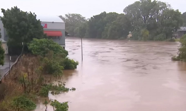Στο έλεος του κυκλώνα Alfred η Αυστραλία: Εικόνες καταστροφής - Δεκάδες χιλιάδες σπίτια χωρίς ρεύμα