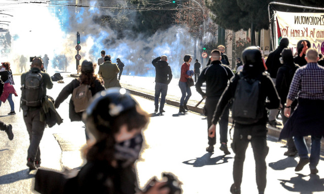 Πορεία για την Ημέρα της Γυναίκας: Ένταση στο κέντρο της Αθήνας - 14 προσαγωγές