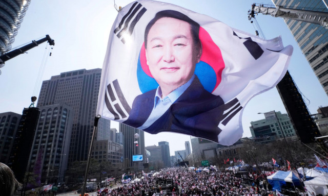 Νότια Κορέα: Ελεύθερος ο πρόεδρος Γιουν - Το Συνταγματικό Δικαστήριο αποφασίζει για την «τύχη»