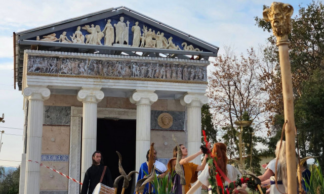Αρκαδία: Κατασκευάστηκε αρχαιοελληνικός ναός μετά από 1.700 χρόνια - Τελετή εγκαινίων από «πιστούς»
