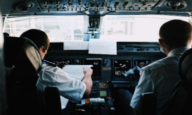 Πιλότος την... έπεσε σε νεαρή επιβάτιδα με ραβασάκι σε χαρτοπετσέτα