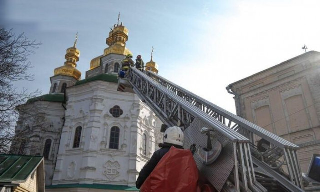 Ουκρανία: Σταυρός έπεσε από τον τρούλο της Λαύρας του Κιέβου-Είχε ξαναπέσει πριν τον πόλεμο