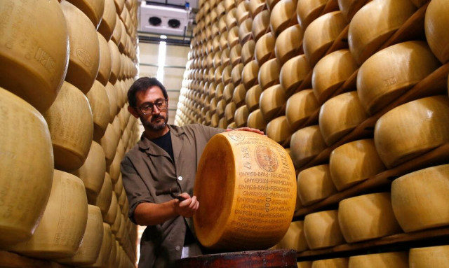 FT: Πώς οι πιθανοί δασμοί του Τραμπ απειλούν την παρμεζάνα και τη σαμπάνια