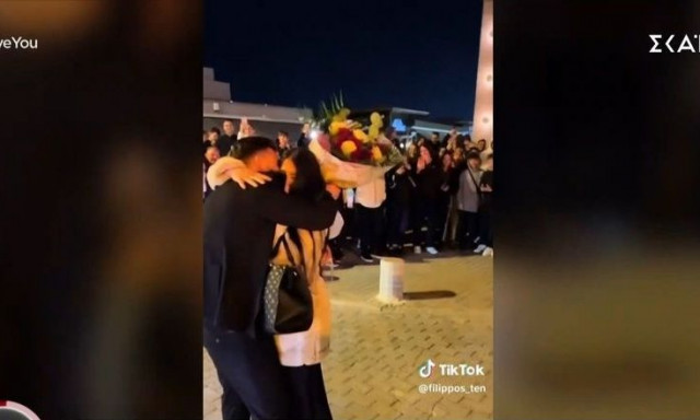 Θεσσαλονίκη: Πρόταση γάμου με νταλίκες σε εμπορικό κέντρο