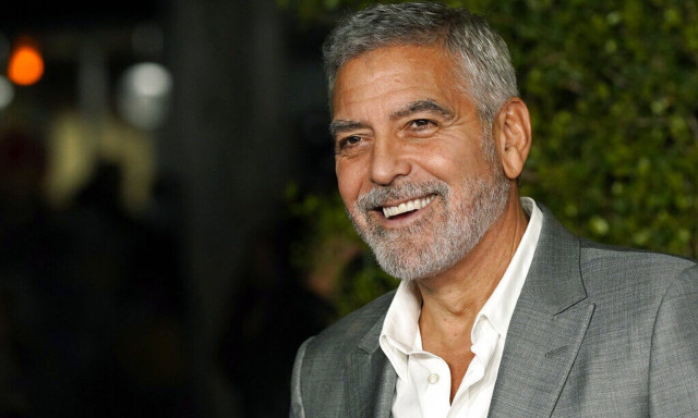 Άγνωριστος ο Τζορτζ Κλούνεϊ: Παρελθόν τα γκρι μαλλιά - «Τα παιδιά μου θα γελάνε μαζί μου ασταμάτητα»