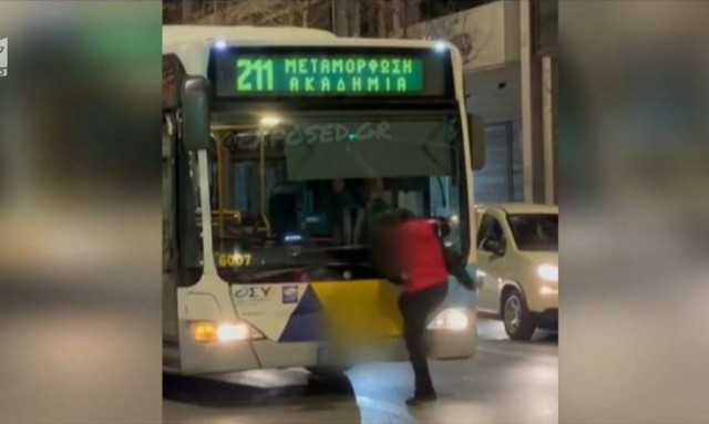 Αδιανόητο περιστατικό: Γυναίκα χτυπούσε το λεωφορείο «211» του ΟΑΣΑ και έβριζε επειδή δεν μπήκε μέσα