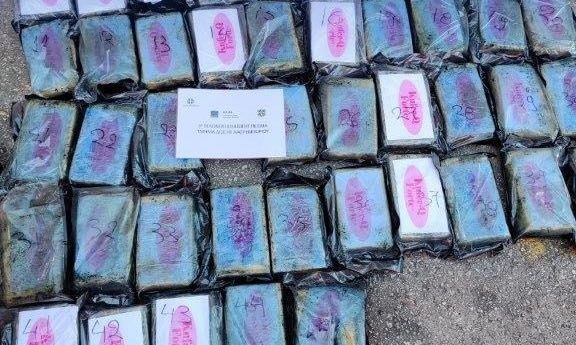 ΑΑΔΕ: 54 κιλά κοκαΐνης αξίας 2,35 εκατ. κατασχέθηκε στο λιμάνι του Πειραιά