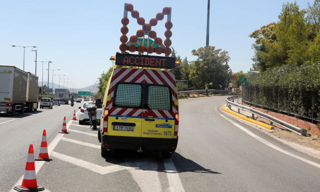 Κίνηση: Έκλεισε η Λεωφόρος Τατοΐου λόγω εκτροπής φορτηγού – Πού έχει μποτιλιάρισμα