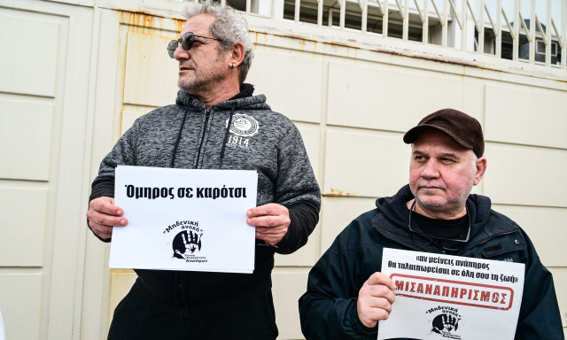 Διαμαρτυρία έξω από τον ΣΚΑΪ για το σχόλιο του Δημήτρη Οικονόμου – «Όχι στον μισαναπηρισμό»