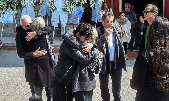 Καίτη Κωνσταντίνου: Τα σπαρακτικά λόγια της μητέρας της στο μνημόσυνο - «Δεν καταπίνεται»