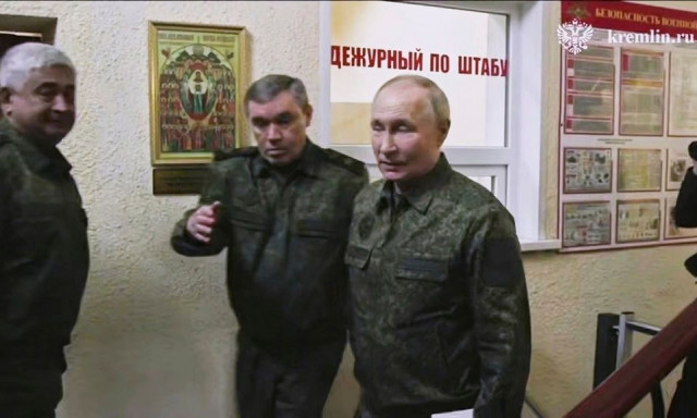 Με στολή παραλλαγής ο Πούτιν στο Κουρσκ: Στη Ρωσία Αμερικανοί αξιωματούχοι για την εκεχειρία