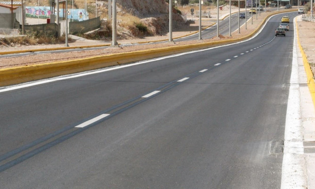 Σοβαρό τροχαίο στη Βάρης Κορωπίου: ΙΧ προσέκρουσε στα κιγκλιδώματα και ανετράπη στο αντίθετο ρεύμα