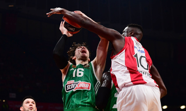 Euroleague, Ολυμπιακός - Παναθηναϊκός AKTOR 76-74: Οι διαιτητές «έβαψαν» το ντέρμπι «ερυθρόλευκο»