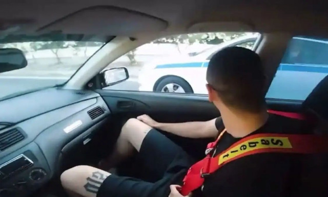 Ασύλληπτο βίντεο: Αστυνομικός ζητάει από νεαρό να «ανοίξει» με το αμάξι για να του κάνει επίδειξη