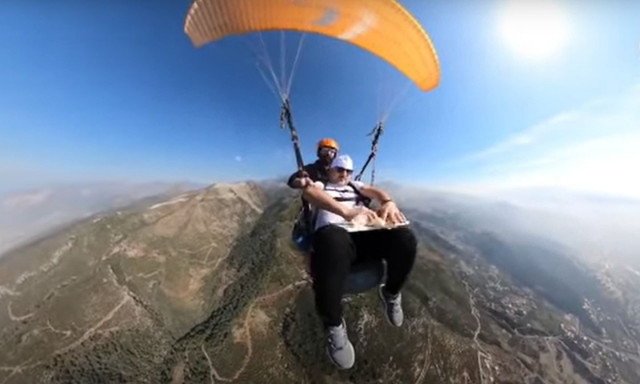 Τουρκία: Έφτιαξε μπακλαβά στον αέρα πετώντας με αλεξίπτωτο - Βίντεο