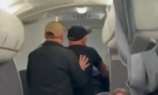Τρόμος σε πτήση: Επιβάτης άρχισε να χτυπά το πλήρωμα πιστεύοντας ότι τον ακολουθούν «κακά πνεύματα»