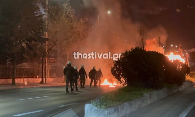 Νύχτα επεισοδίων στη Θεσσαλονίκη: Κουκουλοφόροι επιτέθηκαν σε διμοιρία των ΜΑΤ