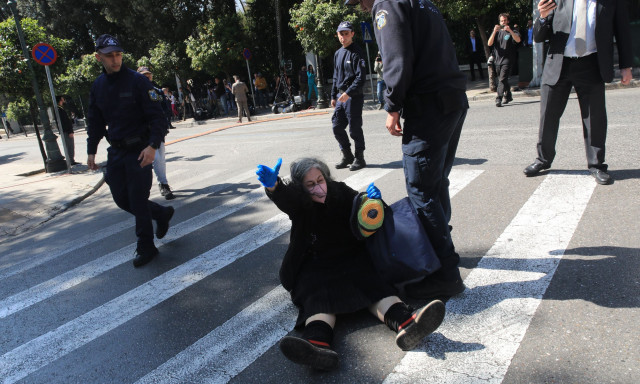 Ελένη Λουκά: «Σόου» έξω από το Προεδρικό Μέγαρο - Ξάπλωσε στο δρόμο και έβριζε