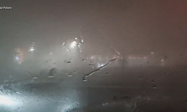 ΗΠΑ: Η στιγμή που ένα αυτοκινήτο βρίσκεται μέσα σε έναν ανεμοστρόβιλο στο Μιζούρι