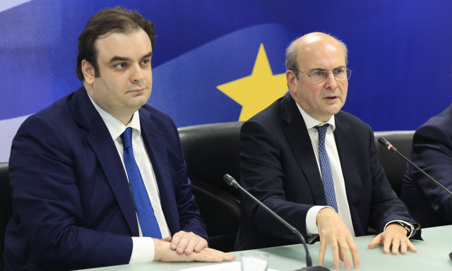 Ο Χατζηδάκης παρέδωσε το χαρτοφυλάκιο της Οικονομίας στον Πιερρακάκη