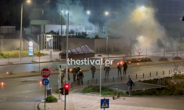 Θεσσαλονίκη: Βίντεο από τη στιγμή που κουκουλοφόροι πετούν μολότοφ στο Μετρό