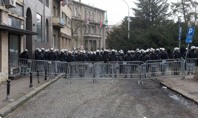 Σερβία: Αυλαία με πέτρες και κροτίδες στο μεγαλειώδες συλλαλητήριο στο Βελιγράδι