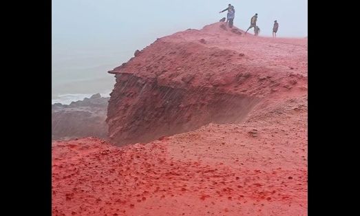 Ιράν: Παραλία έγινε κόκκινη μετά από βροχή - Δείτε φωτογραφίες και βίντεο