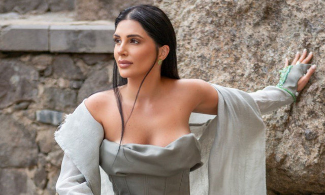 «Μάνα μου»: Με την υπογραφή των Παπαδόπουλου - Φιλίππου το νέο τραγούδι της Sarina Cross