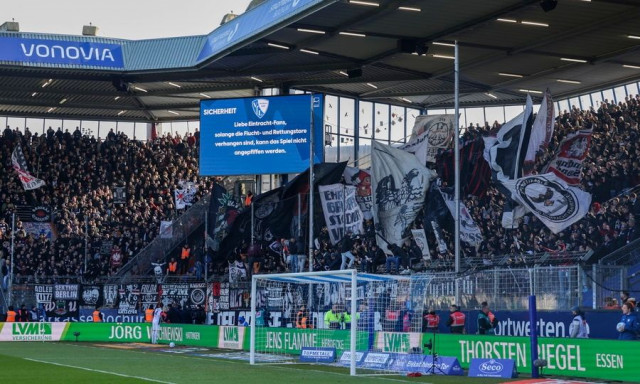 Μπόχουμ - Άιντραχτ: Με 50 λεπτά καθυστέρηση η σέντρα εξαιτίας επικίνδυνων πανό - Δείτε φωτογραφίες