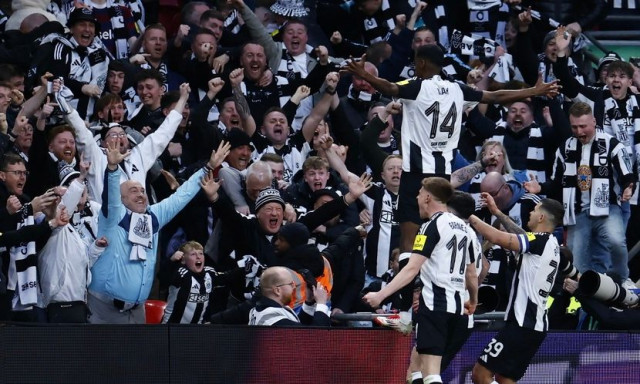 Carabao Cup: Η Νιούκαστλ «κατασπάραξε» τη Λίβερπουλ και κέρδισε τίτλο στην Αγγλία μετά από 70 χρόνια