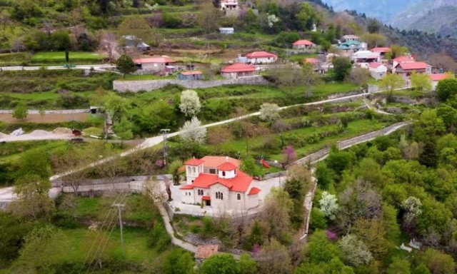 Τρίδενδρο: Το πανέμορφο χωριό που είναι χτισμένο στο χείλος του γκρεμού με θέα στον Αγραφιώτη