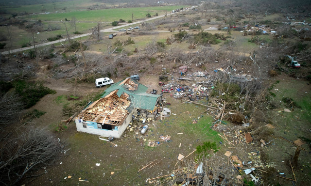 ΗΠΑ: Τουλάχιστον 33 νεκροί από τους ανεμοστρόβιλους και τις καταστροφικές καταιγίδες