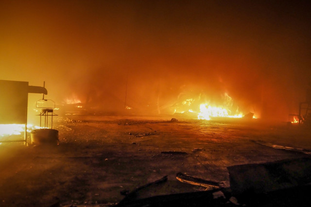 Καταστράφηκε ολοσχερώς το εργοστάσιο στη Ριτσώνα: Η φωτιά καίει πλαστικά