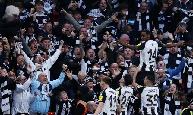 Λίβερπουλ - Νιούκαστλ: Το ξέσπασμα του Σίρερ στο γκολ του Ίσακ - Χαμός στο Γουέμπλεϊ | Δείτε βίντεο