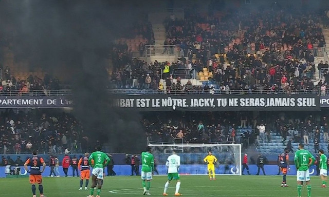 Ξέφυγε η κατάσταση στο Μονπελιέ – Σεντ Ετιέν με φωτιές στην εξέδρα και διακοπή
