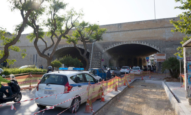 Ηράκλειο: «Χαροπαλεύει» 53χρονος που έκανε «βουτιά» από τα Ενετικά Τείχη