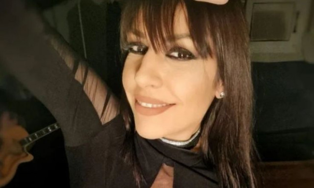 Μυθικό video από μπουζούκια στην Λάρισα: Τραγουδίστρια έβγαλε ρακέτα για τα τριαντάφυλλα