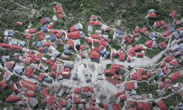 Το χωριό της Θεσσαλίας που ο πληθυσμός του σπάνια συναντάται σε απόκρημνα μέρη