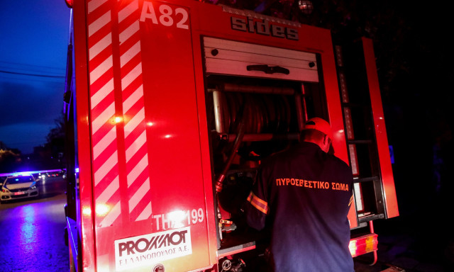 Φωτιά σε φούρνο στον Νέο Κόσμο – «Στάχτη» έγινε η επιχείρηση, κάηκαν και αυτοκίνητα